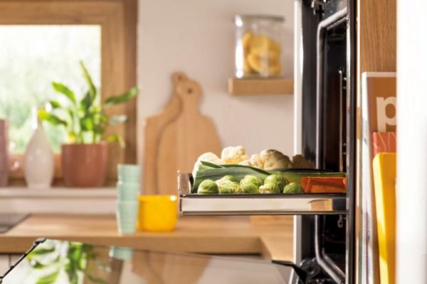 Фурна за вграждане Gorenje BO6735E05B – 77 литра, функция „Пица“, телескопични водачи, клас A