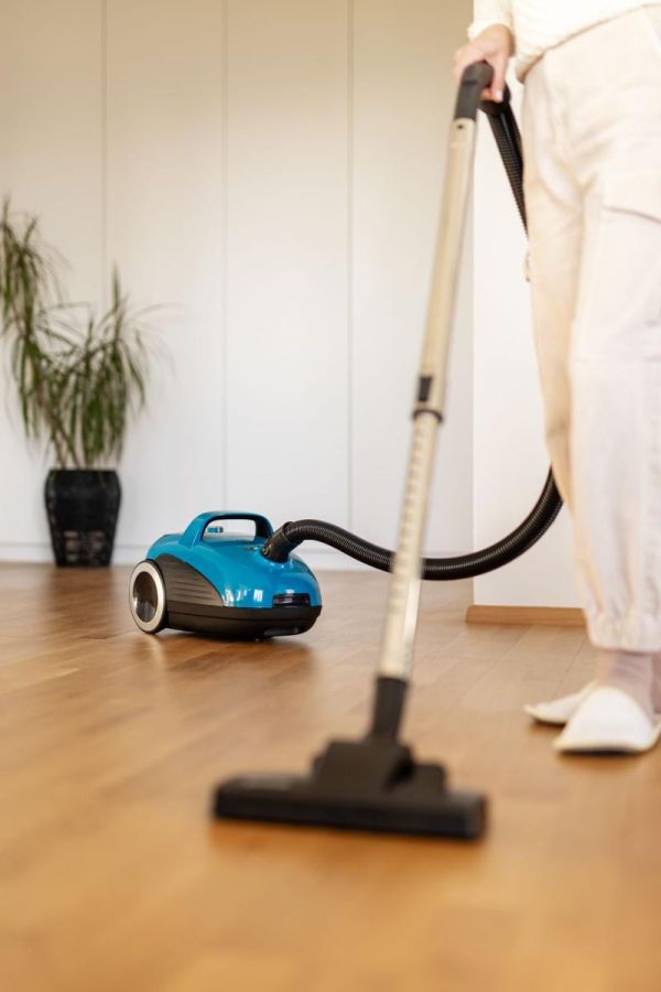 Прахосмукачка Gorenje VCE22G4HGR – 750W, 212W всмукателна мощност, HEPA E12, тиха работа 65 dB