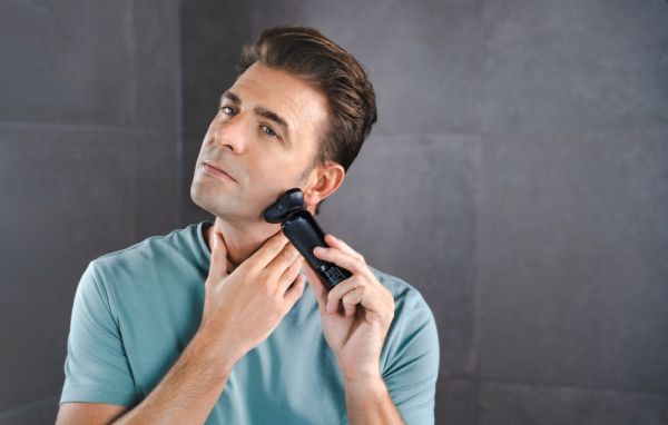 Машинка за бръснене Beurer MN8X rotary shaver, 360° flexible shaver head, Magnetic fixation, LED display, Waterproof (IPX7), Quick-charge function  (10 min OT; 5 min CT), Incl. charger and storage station, protective cap and cleaning brush