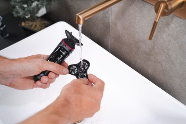 Машинка за бръснене Beurer MN8X rotary shaver, 360° flexible shaver head, Magnetic fixation, LED display, Waterproof (IPX7), Quick-charge function  (10 min OT; 5 min CT), Incl. charger and storage station, protective cap and cleaning brush