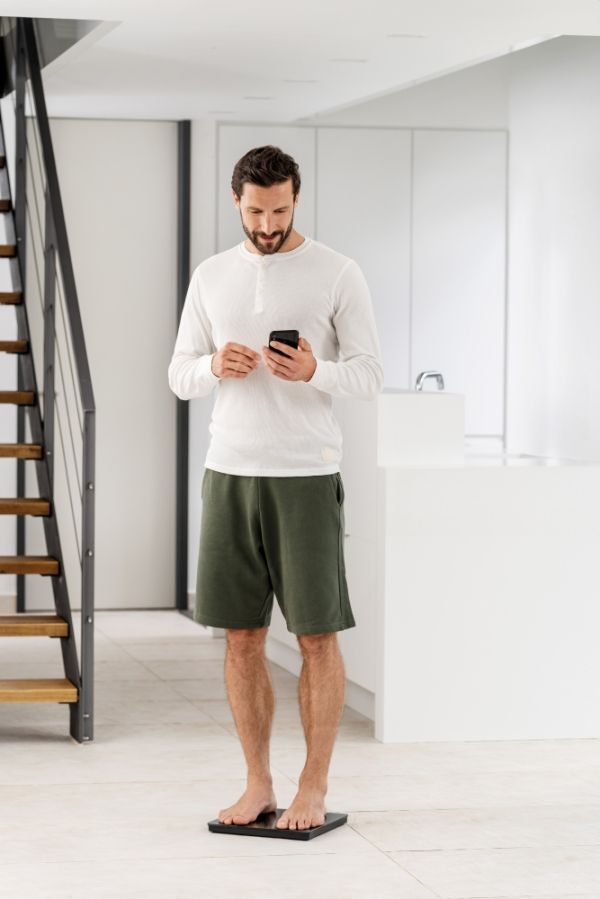 Везна Beurer BF 500 BT diagnostic bathroom scale in black, titanium-coated stainless steel electrodes, extra-large magic display 40mm, Weight, body fat, body water, muscle percentage, bone mass, AMR/BMR calorie display; BMI calculation; Bluetooth; 180 kg 