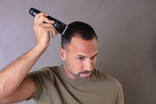 Машинка за подстригване Beurer MN5X hair clipper, 7 Attachments, 6 adjustable cutting lengths and 4-stage fine adjustment, LED display with battery display, Battery and mains operation, travel lock display and charge display, storage bag