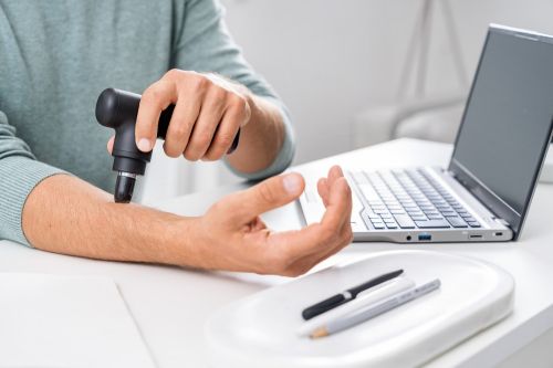 Масажор Beurer MG 79 SENSITIVE Deep tissue massager- 3 intensity levels, 3 massage attachments, Lithium-ion battery life up to 3h, LED lights, storage bag